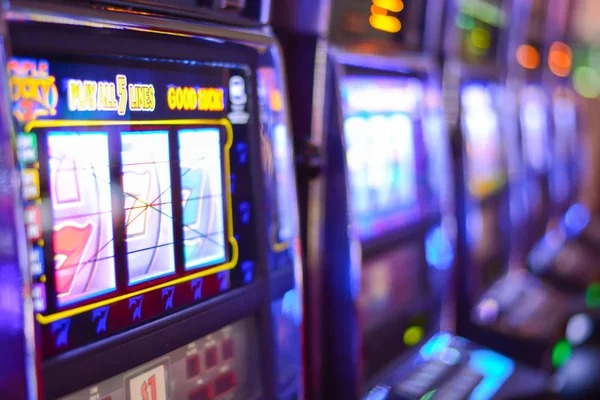 mujurtoto Phoenix Rises slot game interface showing reels and paylines
